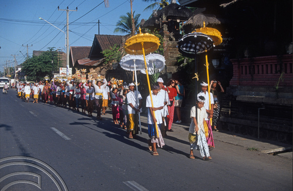T03970. Temple procession. Ubud. Bali. Indonesia. August 1992