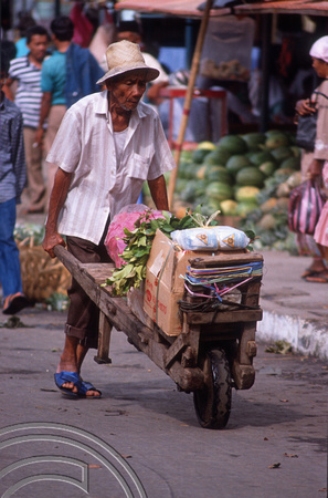 T03625. Old man pushing a barrow. The market. Bukittinggi. West Sumatra. Indonesia. 3rd June 1992