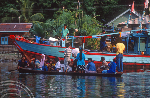 T03720. Ferrying people across the river. Padang. West Sumatra. Indonesia.  15th June 1992