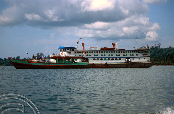 T03831. Boat to Sumatra unloading. Siberut. Mentawai Islands. Indonesia. 22nd June 1992