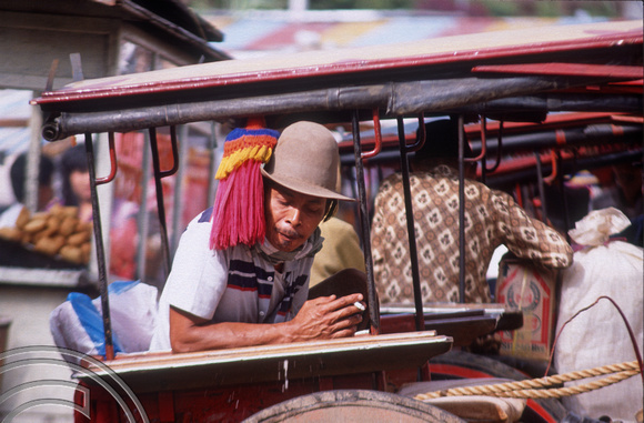 T03630. Dokar driver. The market. Bukittinggi. West Sumatra. Indonesia. 3rd June 1992