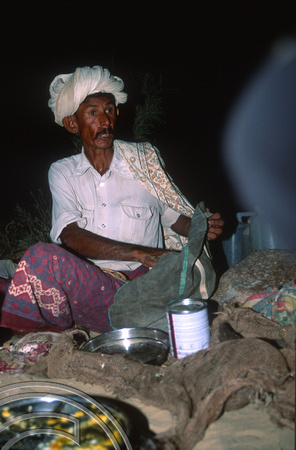 T02992. Camel driver. Thar desert. Rajasthan. India. November 1991