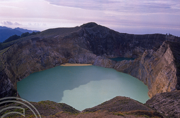 T04106. The Green lake. Mount Kelimutu. Moni. Flores. Indonesia. 10th September 1992