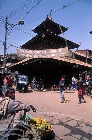 T03280. Streetlife. Kathmandu. Nepal. 12th March 1992