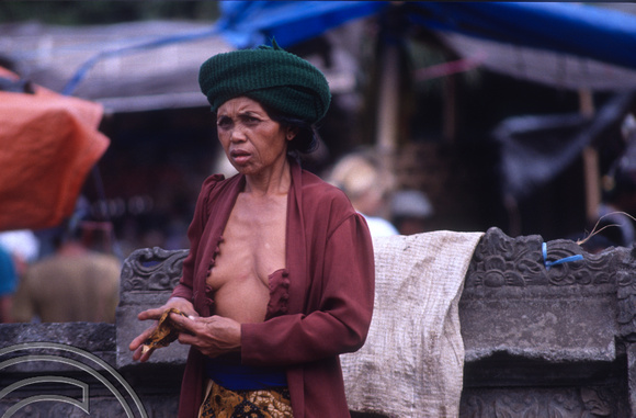 T03967. Woman in the market. Ubud. Bali. Indonesia. 30th July 1992