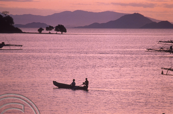 T04051. Canoists at sunset. Labuanbajo. Flores. Indonesia. 5th September 1992