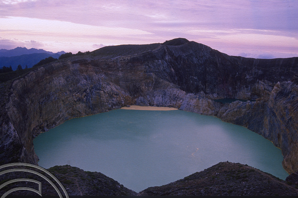 T04099. The Green lake. Mount Kelimutu. Moni. Flores. Indonesia. 10th September 1992