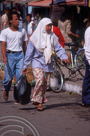 T03641. Woman shopping. The market. Bukittinggi. West Sumatra. Indonesia. 3rd June 1992
