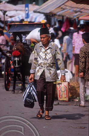 T03633. Man shopping. The market. Bukittinggi. West Sumatra. Indonesia. 3rd June 1992