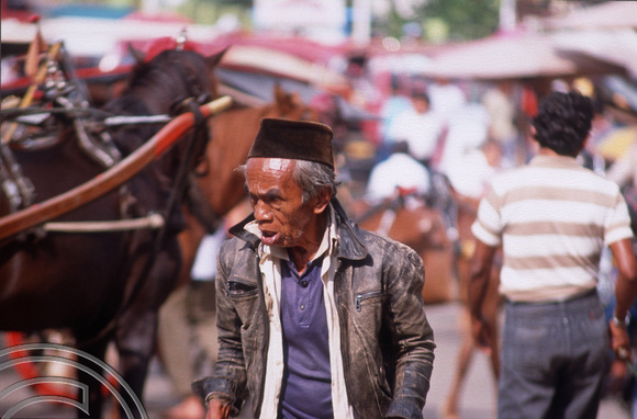 T03622. Old man pushing a barrow. The market. Bukittinggi. West Sumatra. Indonesia. 3rd June 1992