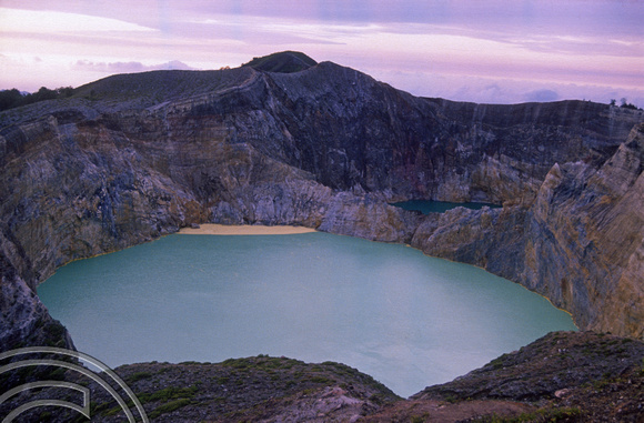 T04093.  The Green lake. Mount Kelimutu. Moni. Flores. Indonesia. 10th September 1992