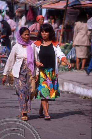 T03642. Women shopping. The market. Bukittinggi. West Sumatra. Indonesia. 3rd June 1992