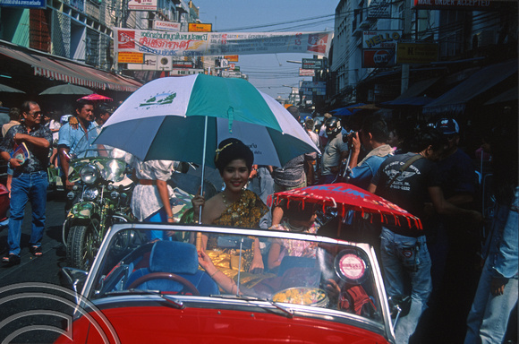 T03390. Vintage cars parading. Khao San Rd. Bangkok. Thailand.  April 1992