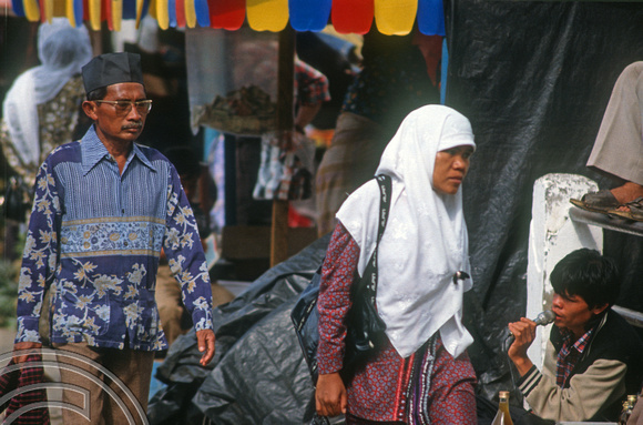 T03626. People shopping. The market. Bukittinggi. West Sumatra. Indonesia. 3rd June 1992