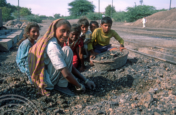 T03028. Picking coal from the ashes. Jaipur. Rajasthan. India. 30th October 1991.