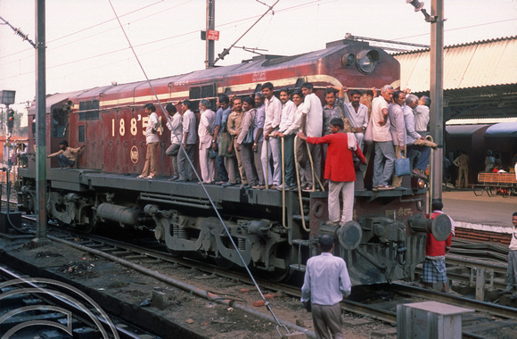 T02869. Hitching a lift on a locomotive. New Delhi. India. 16th October 1991