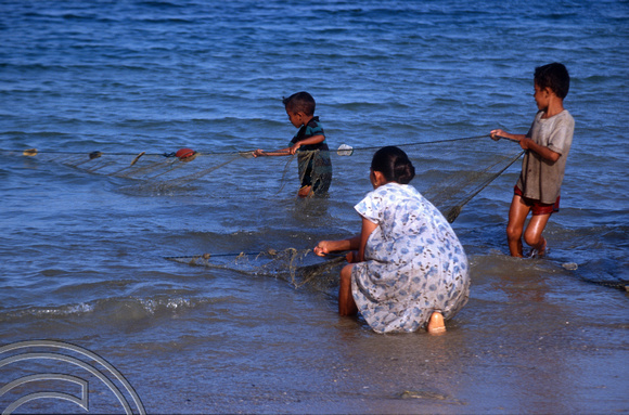 T04118. Woman and kids with a fishing net. Semau Island. Timor. Indonesia. 14th September 1992
