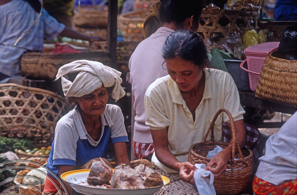 T03964. Woman in the market. Ubud. Bali. Indonesia. 30th July 1992