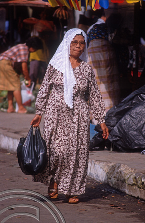 T03627. Woman shopping. The market. Bukittinggi. West Sumatra. Indonesia. 3rd June 1992