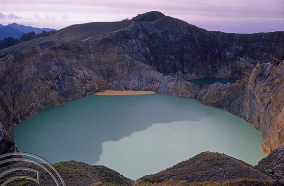 T04105. The Green lake. Mount Kelimutu. Moni. Flores. Indonesia. 10th September 1992
