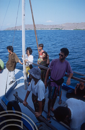 T04011. Ferring people to Komodo. Indonesia. 2nd September 1992
