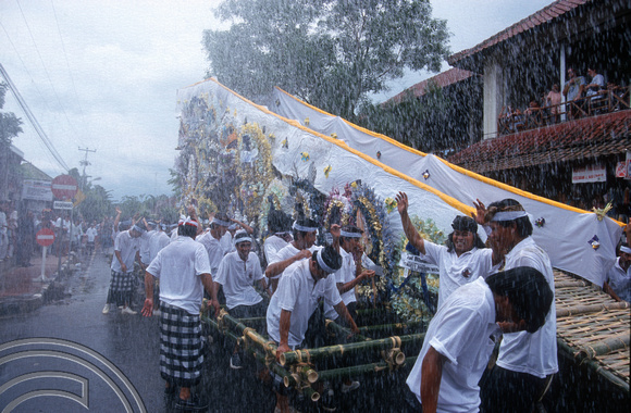 T8079. Carrying cremation towers. Bali. Indonesia. October. 1998