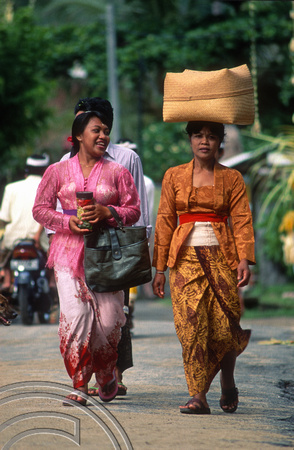 T8151. Women on the way to the temple. Padangbai. Bali. Indonesia. October.1998