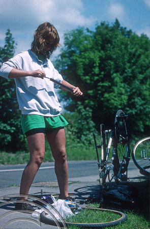 S0425. Lynn. Changing a puncture. Windsor. 30.5.1994