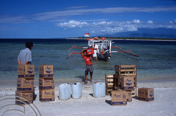 T4845. Landing supplies from Lombok. Gili Trawangan. Lombok. Indonesia. December. 1994