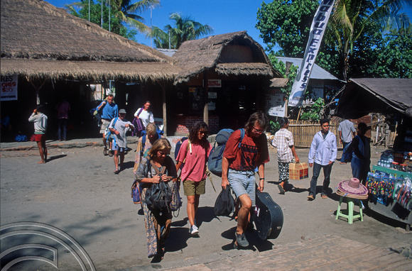 T4892. Travellers from the Gili Islands. Bangasl harbour. Lombok. Indonesia. December. 1994