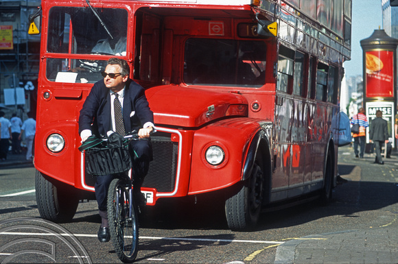 T13460. Cyclist in a suit. Oxford St. London. 3.7.2002