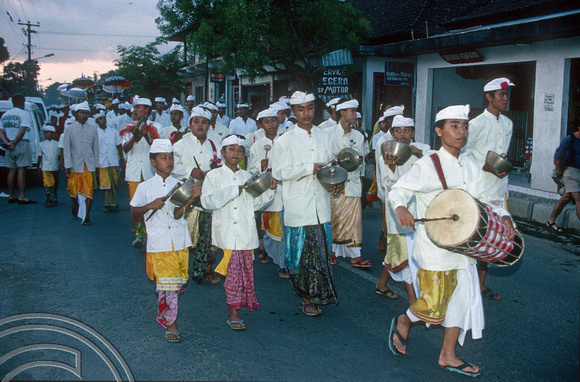 T4967. Musicians heading to a temple. Ubud. Bali. Indonesia. January 1995