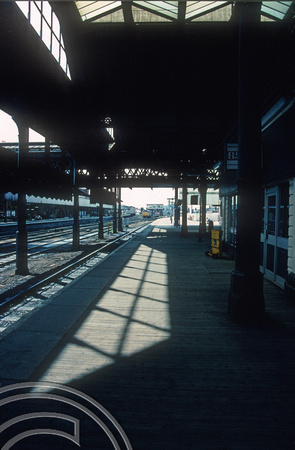 01084. Platforms 12-13. Manchster Victoria. 25.05.1990