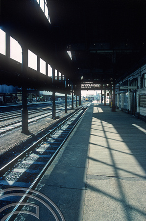 01085. Platforms 12-13. Manchster Victoria. 25.05.1990