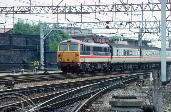 01147. 87011. Euston - Liverpool service. Crewe. 28.05.1990