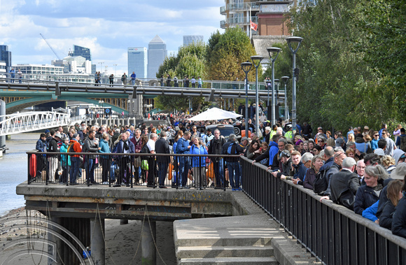 DG379397. Mourners queueing. South bank. London. 16.9.2022.