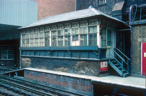 01165. Old signalbox. Circle line. Liverpool St. 01.06.1990