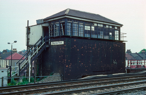 01204. Signalbox awaiting demolition. Raynes Park. 16.06.1990
