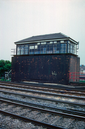 01202. Signalbox awaiting demolition. Raynes Park. 16.06.1990
