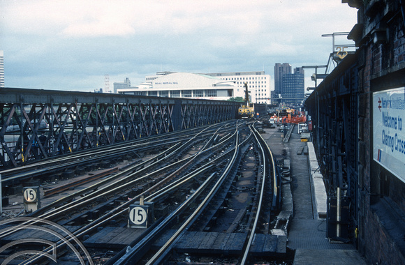 01234. Replacing timbers on the viaduct. Charing Cross. 07.07.1990