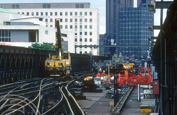 01237. Replacing timbers on the viaduct. Charing Cross. 07.07.1990