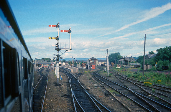 01306. Bracket semaphore signal and view of the station. Stirling. 20.07.1990