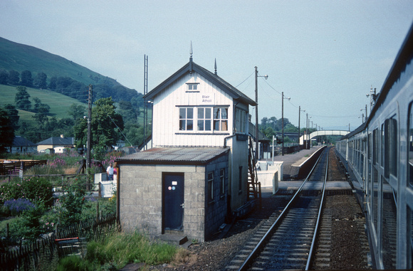 01450. Signalbox from a passing train. Blair Atholl. 26.07.1990