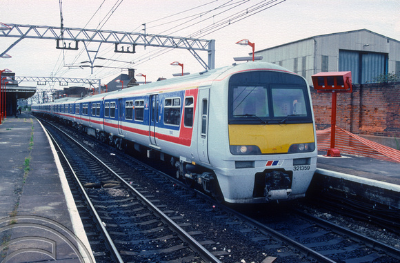 01463. 321359. 321366. Southend Victoria service. Stratford. 29.07.1990