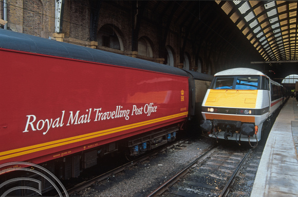 02281. 91028. Plus a TPO train. Kings Cross. 25.04.1991