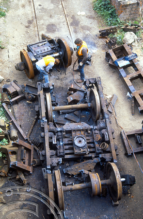 02508. Cutting up scrap bogies. Eastleigh. 03.06.1991