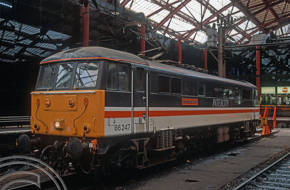 02564. 86247. Shunting the ECS for a Poole service. Liverpool Lime St. 17.06.1991