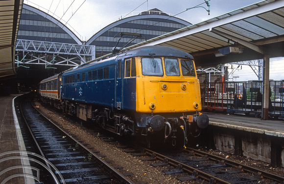 02598. 85018. Working ECS stock to Longsight depot. Manchester Piccadilly. 19.06.1991