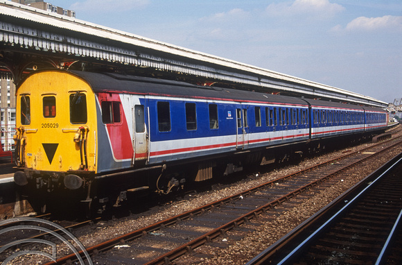02899. 205029. Clapham - Kensington Olympia service. Clapham Junction. 13.08.1991
