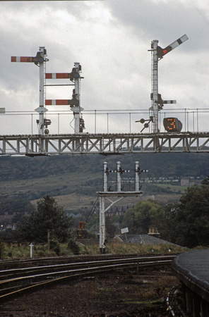 0113. Semaphore signal gantry. Scarborough. 06.10.1989.+